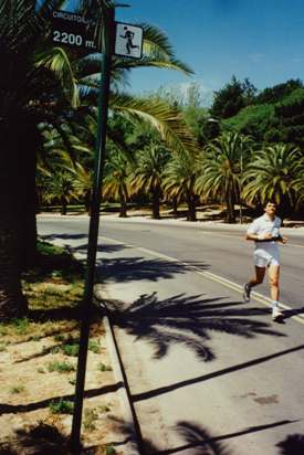 A runner on the lakeside circuit in Mendoza